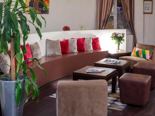 Noemys Toulon La Valette - Hotel Restaurant With Swimming Pool - Accommodation and Room Amenities