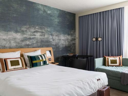 Novotel Bayeux - Location and Accessibility