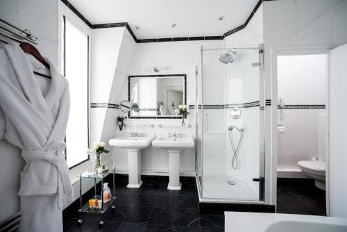 Pavillon Henri IV Hotel Restaurant Gastronomique Terrasse - Dining Experience at the Restaurant