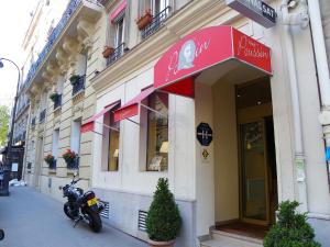 Poussin Hotel - Accommodation and Amenities