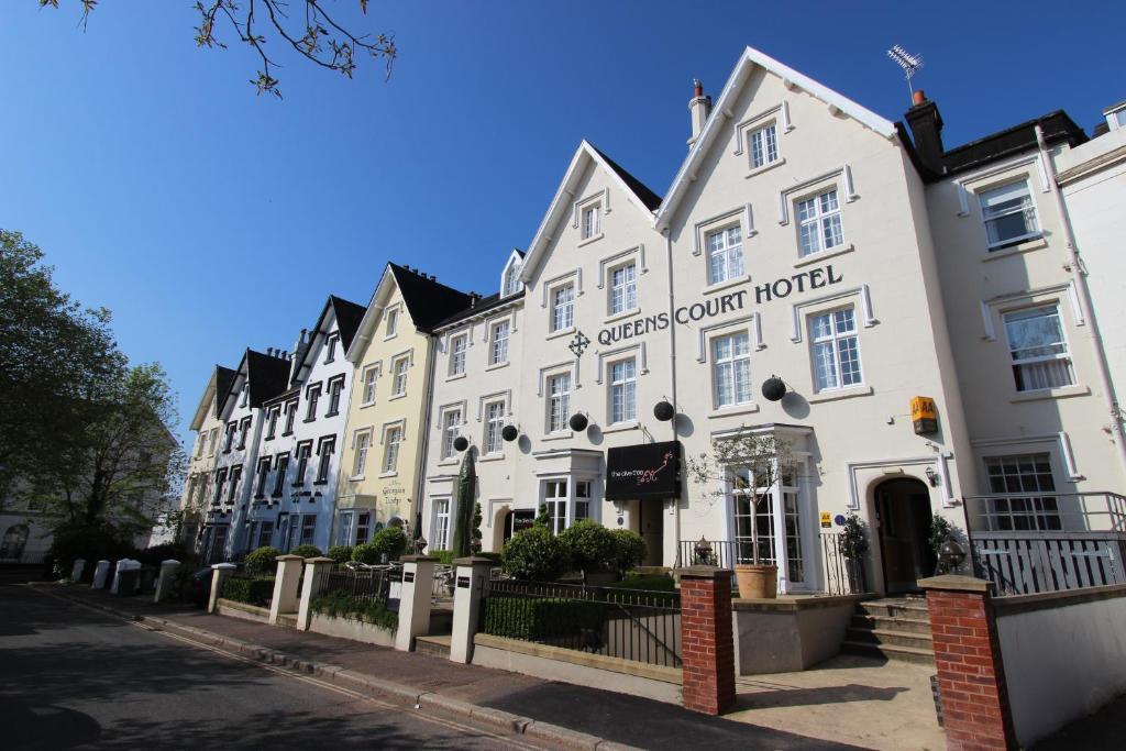 Queens Court Hotel Review