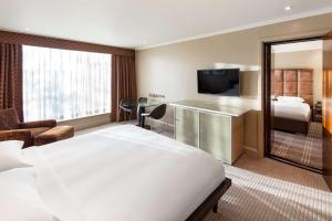 Radisson Blu Hotel, London Heathrow - Accommodation and Room Amenities