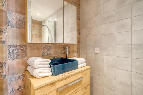 Roc Hotel - 4-Star Hotel With Feet in the Water - Prime Location and Accessibility