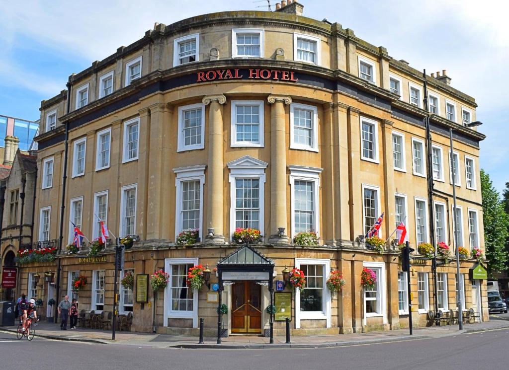Royal Hotel Review