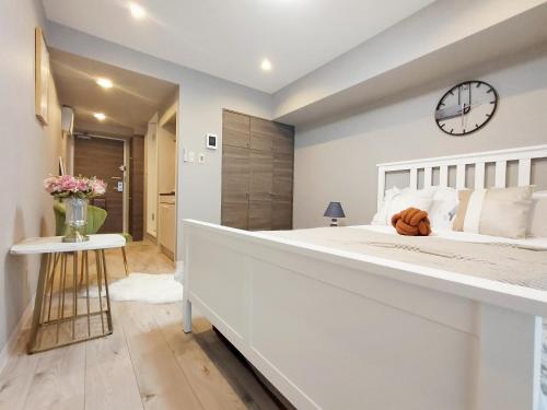 S22 Shinjuku Center, 5 Mins to Station, Max 3P - Direct Access to Shinjuku, Public Transport Nearby, Hot Spring Bath, Rooftop Terrace, and Natural Wood Interior - Key Amenities