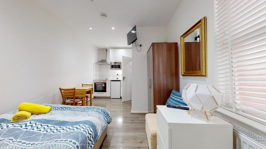 Studio 48B - Amenities and Features