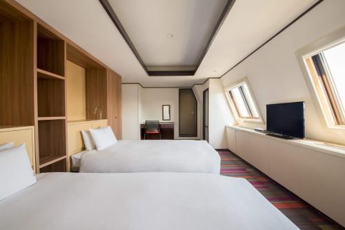 The B Sangenjaya Review