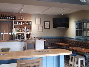 The Bowes Hotel - Convenient Location