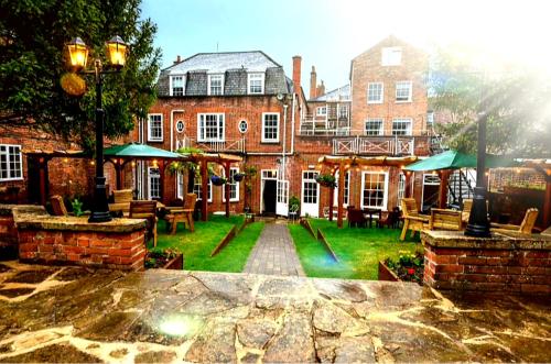 The Chequers Hotel - Location and Accessibility