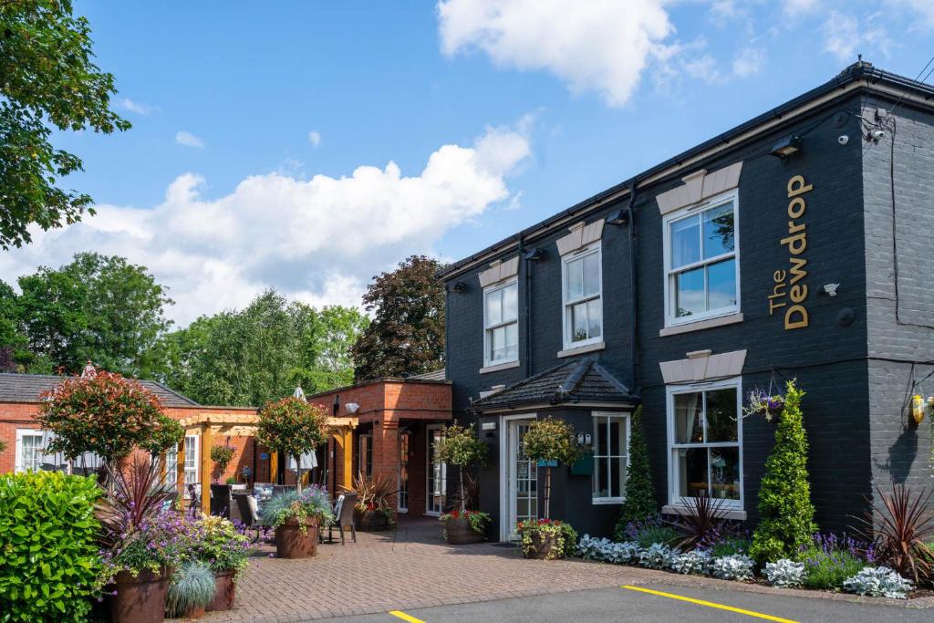 The Dewdrop Inn - Accommodation and Amenities