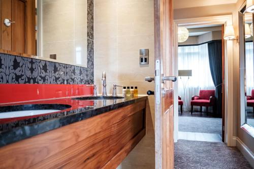 The Drayton Court Hotel - Amenities and Services