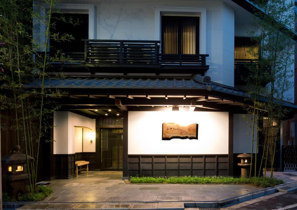 The Edo Sakura Review