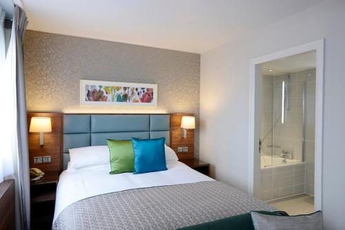 The Lensbury Resort - Accommodation and Room Amenities