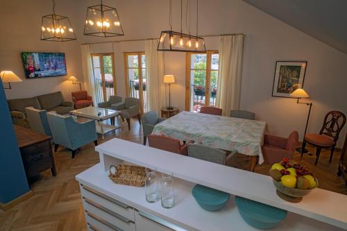 The Manor on the Lake - Luxurious Accommodations