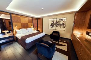 The Pyramid - Henriroux House - Dining at La Pyramide