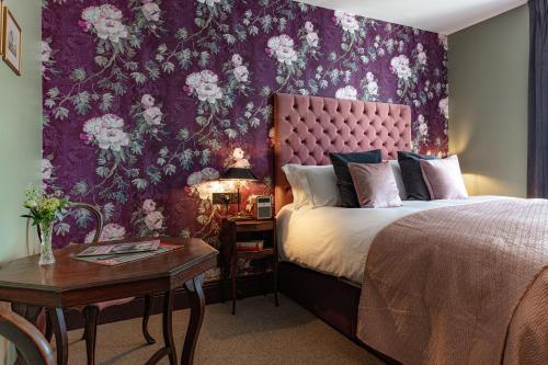 The Red Lion Hotel - Location and Accessibility