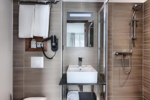 The Thirty - Guest Reviews and Ratings