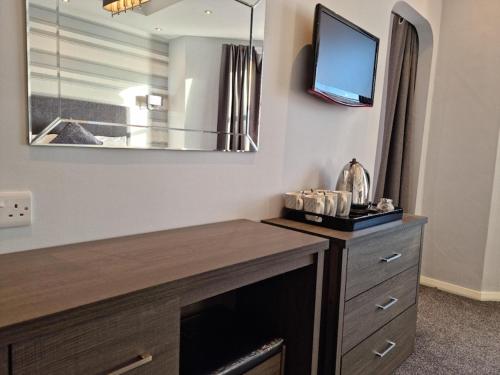 Tiffanys Hotel - Location and Accessibility