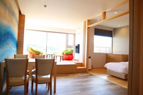 Toba Grand Hotel - Amenities and Services