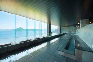 Toyako Manseikaku Hotel Lakeside Terrace - Location and Accessibility