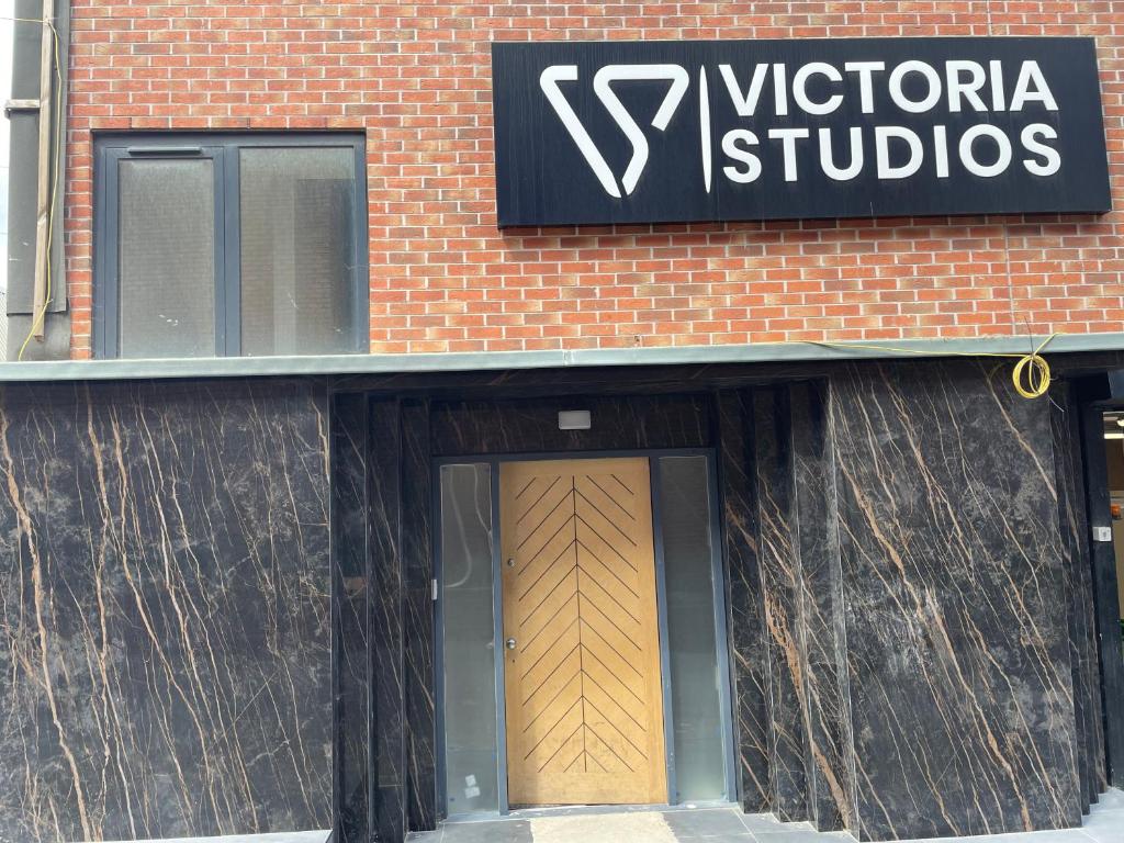 Victoria Studios - Location and Accessibility