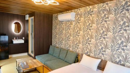 Yonaguni Mumbuste Airport Front - Exceptional Amenities