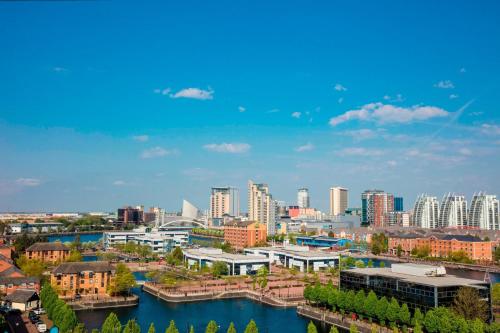 AC Hotel by Marriott Manchester Salford Quays - Room Accommodations