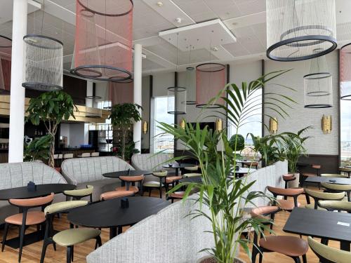 AC Hotel by Marriott Paris Le Bourget Airport - Amenities and Dining Options