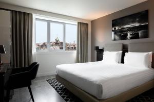 AC Hotel Paris Porte Maillot by Marriott - Location and Amenities