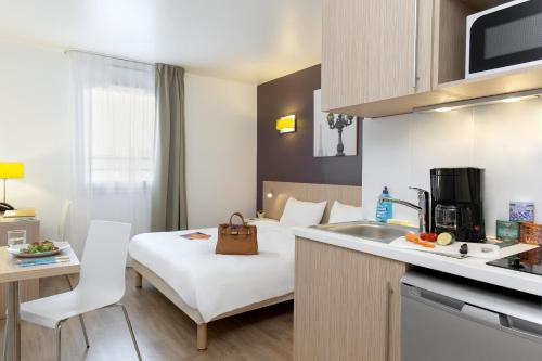Adagio Access Paris Clichy Aparthotel - Location and Transportation Options