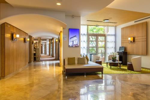 Ampere - Location and Guest Reviews