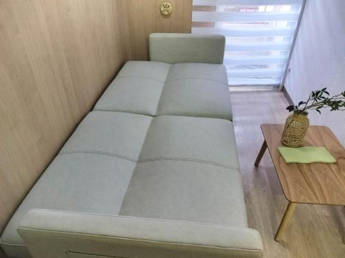 B23 Shinjuku Center, Located in the Central Area, Is a Long-Term Stay Option. It Is a 7-Minute Walk to the Station, With a Maximum Capacity of 5 Guests. the Accommodation Features Amenities Such as a Hot Spring Bath and a Rooftop Garden With a View of the City, Along With Wooden Furnishings and Original Decor - Guest Experience