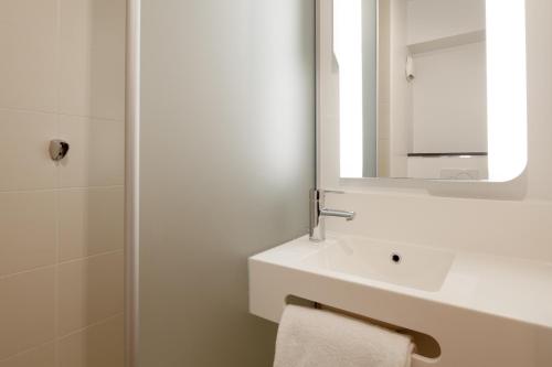 B&B HOTEL NANTERRE Rueil-Malmaison - Location and Accessibility