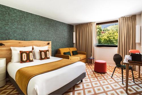 Big Sky Hotel - Location and Transportation Options