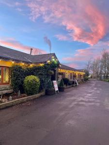 Bowes Incline Hotel - Dining Experience