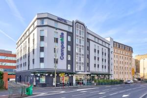 Campanile Paris Ouest - Pont De Suresnes - Nearby Attractions and Accessibility