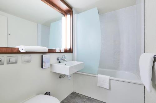 Campanile Saint-Quentin-En-Yvelines - Location and Accessibility