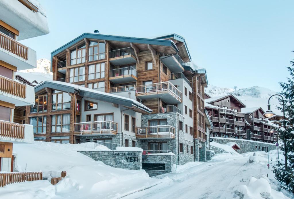 Chalet Hotel Yeti - Location and Guest Experiences