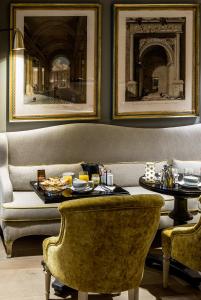 Charles V - Nearby Attractions and Accessibility