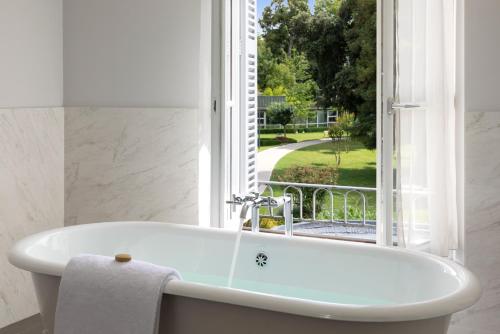 Château Belmont Tours by The Crest Collection - Culinary Delights at the Hotel