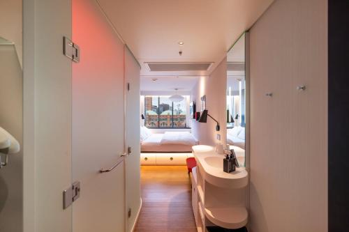 Citizenm London Victoria Station - Room Features and Amenities
