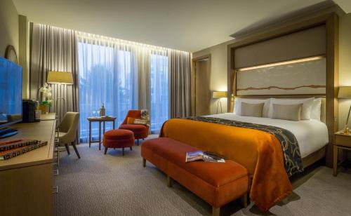 Clayton Hotel Chiswick - Location and Accessibility