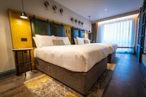 Clayton Hotel City of London - Amenities & Services