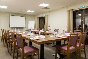 Comfort Hotel Etampes - Room Types and Policies