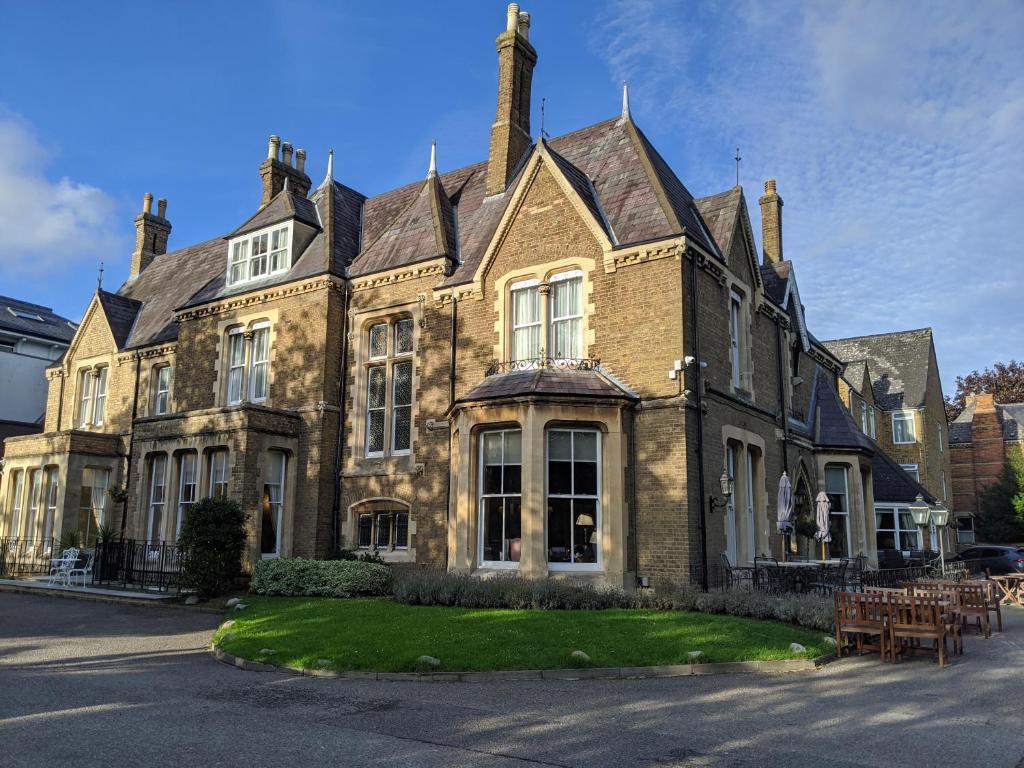 Cotswold Lodge Hotel - Amenities and Services