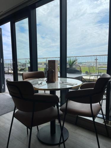 Courtyard by Marriott London Heathrow Airport - Dining Options