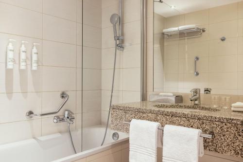 Courtyard by Marriott Paris Arcueil - Location and Accessibility