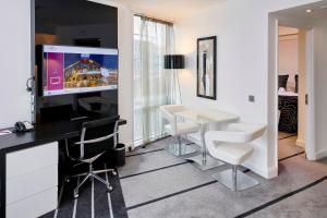 Crowne Plaza Manchester City Centre, an IHG Hotel - Room Features and Amenities