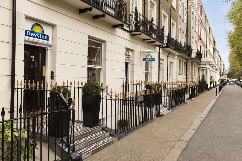 Days Inn Hyde Park - Facilities and Services