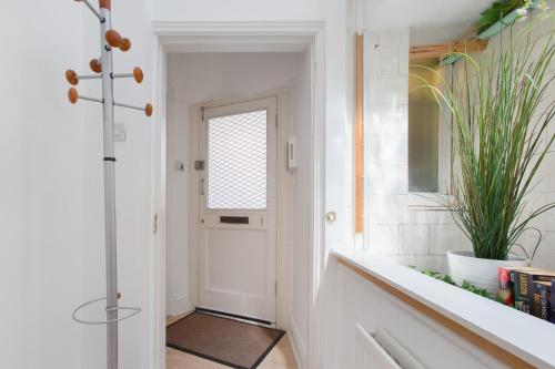 Discounted Flat W Lovely Terrace Near Kings Road - Accommodation Features